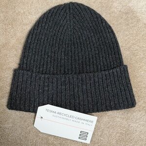 NWT TESMA Cashmere Wool Blend Beanie
Charcoal Ribbed Knit Made in Italy